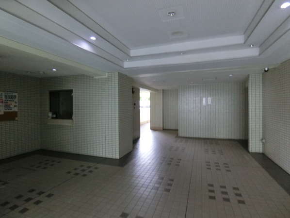 コスモ金町壱番館外観共用部6｜作りを広くとったトランスです。
