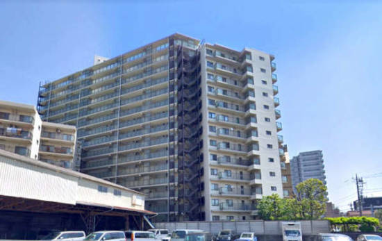 コープ野村大島２号棟外観１｜コープ野村大島は小名木川沿いの1号棟、2号棟からなる15階建ての大規模マンションです。