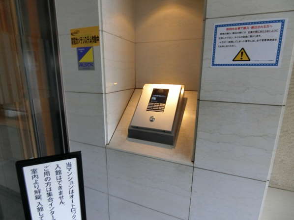 コスモ西大島ロイヤルフォルム外観共用部1｜エントランスの内側はオートロックになっていますので安心です。