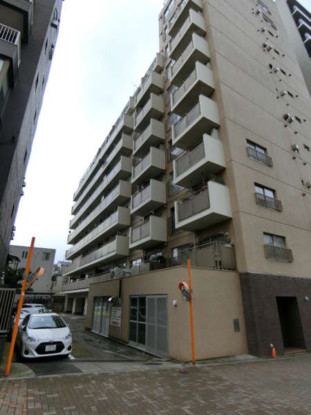 初台中央マンション外観共用部1｜１３階建で山手通りにあります。