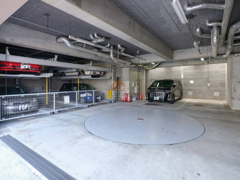 ライオンズマンション白金台駐車場｜駐車場はターンテーブル付きの機械式と平置きを併用しています。雨に濡れずに乗降できる設計です。