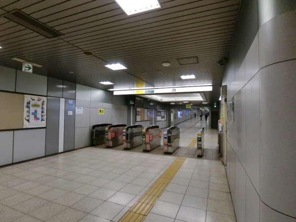 角筈マンションアプローチ2-1｜角筈マンションの最寄り駅は初台駅です。初台駅は地下化されていますので、地下からスタートです。
