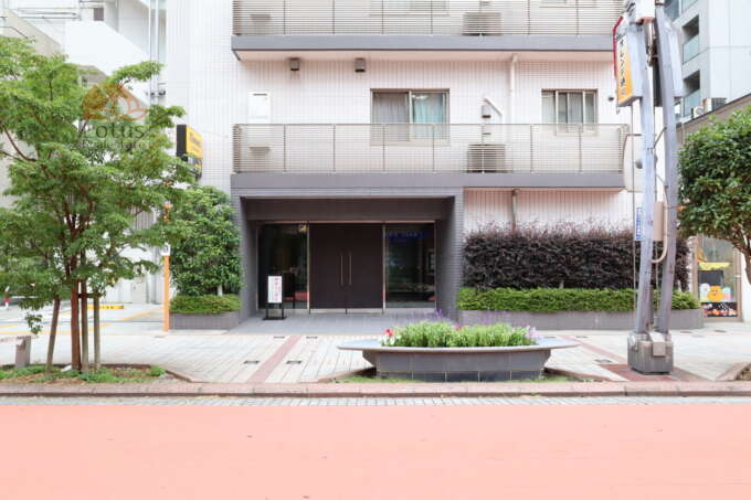 プレシス浅草雷門エントランス1｜観光客も多く通るような道で、憩いの場所も整備されています。