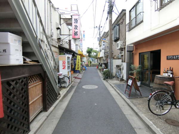 向島リリエンハイムアプローチ3｜これは日中の繁華街の様子ですが、駅前をでるといくつかルートはあります。住宅地を抜けていくコースもあります。