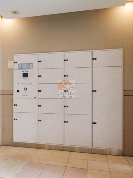 ライオンズマンション白金台宅配ボックス｜大型の宅配ボックスが設置されています。不在時の荷物受け取りにも対応し、日常の利便性を高めます。