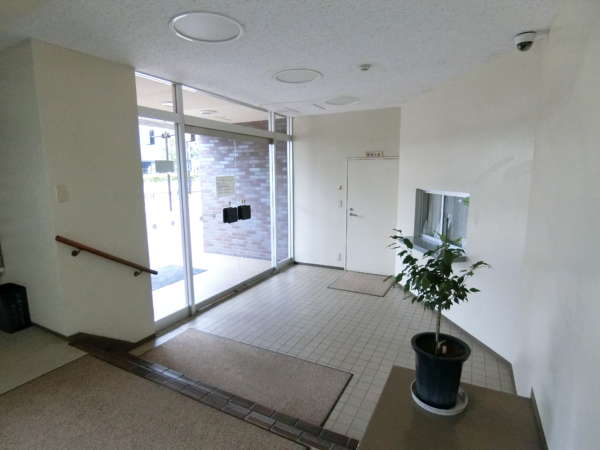 初台中央マンション外観共用部6｜窓も多く、外からも見やすい、明るい印象のエントランスでした。