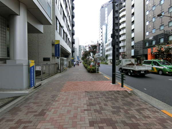 豊栄新都心マンションアプローチ2｜清水橋方面にむかって西に進みます。新宿中央公園の裏側の地域で、大型のオフィスビルも見受けられます。