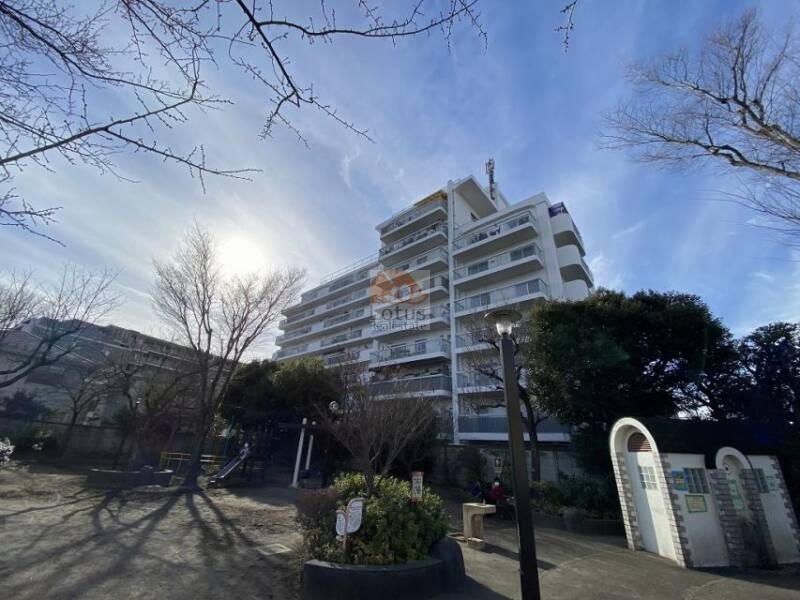 豊栄西荻マンション外観８｜東側には「区立西荻わかば公園」があります。