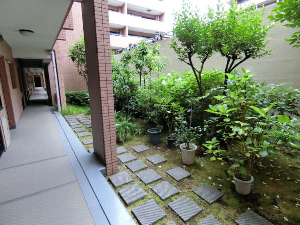 コスモ西大島ロイヤルフォルム外観共用部4｜マンションは構造的には３棟の建物が１棟として構成されています。北側の棟（東向きの棟）の１階部分は植栽で演出をされておりました。