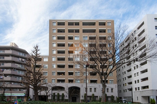 グランスイート明石町は、平成１６年築の１１階建て、大規模マンションです。
隅田川にほど近い静かで落ち着いた住環境です。
近くには聖路加国際病院があり、その前にある聖路加ガーデンには複数の飲食店やコンビニなどが入っていて便利です。