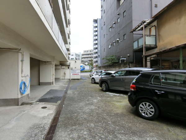初台中央マンション外観共用部9｜駐輪場、駐車場などの共用部です。