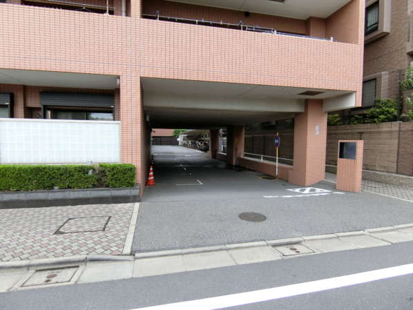 コスモ西大島ロイヤルフォルム外観共用部8｜駐車場スペースの入り口です。