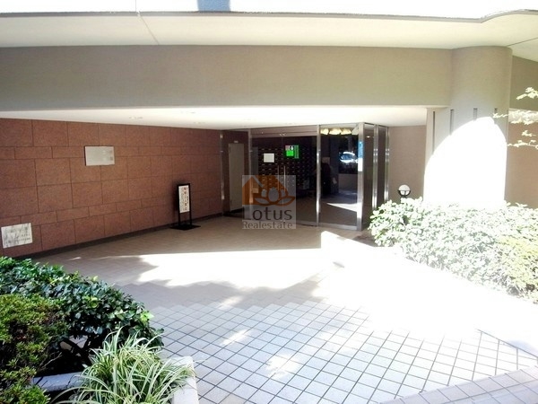グリーンコーポ江戸川親水公園エントランス｜小松川境川親水公園に面した立地です。