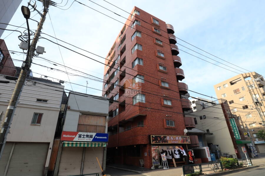 ライオンズマンション菊川外観1｜ライオンズマンション菊川は昭和５７年築、９階建てのマンションです。新大橋通りに沿いに立地します。最寄り駅は都営新宿線「森下」駅で、大江戸線・都営新宿線「森下」も利用可です。