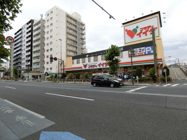向島リリエンハイムアプローチ7｜水戸街道（国道６号線）につきあたります。目の前のコモディイイダの隣のマンションがもう向島リリエンハイムです。