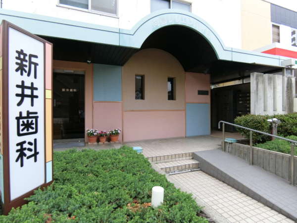 向島リリエンハイム外観共用部1｜エントランス１階部分は見通しの良い大通りに面しています。１階部分は歯科医院があります。
