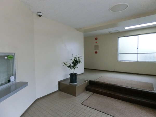 初台中央マンション外観共用部7｜入ってすぐ左にエレベータがあります。階段が２段あります。