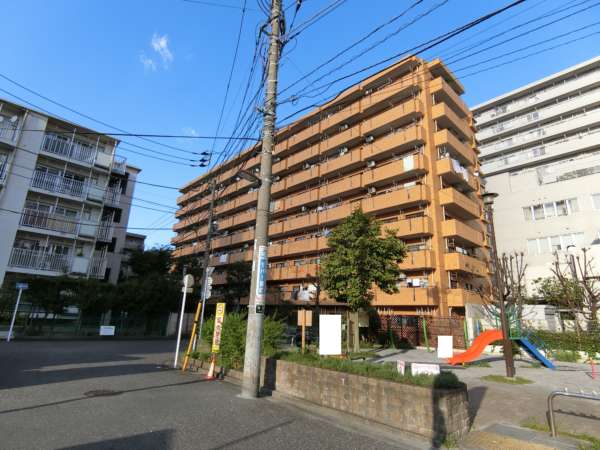 ニックアーバンハイム東陽町外観共用部6｜ニックアーバンハイム東陽町は南西側で東陽四丁目児童遊園に隣接しています。