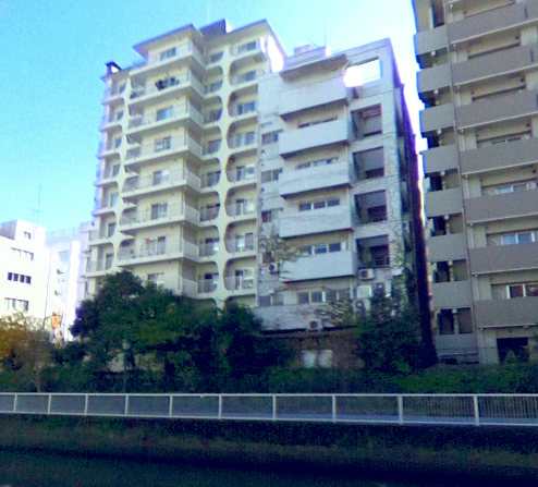 田町サンハイツ外観１｜田町サンハイツは10階建てのマンションです。運河沿いにあります。1階には100円ショップが入っています。