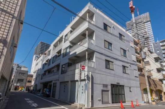 シティハイツ湊は平成元年築、７階建てのマンションです。新富町駅、月島駅、築地駅が徒歩圏内です。周辺は静かな住宅街で、すぐ近くには隅田川が流れています。
