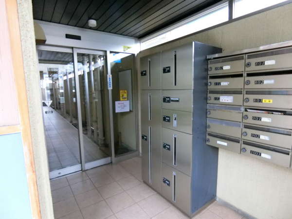 向島リリエンハイム外観共用部2｜エントランスは宅配ロッカーが設置されています。
