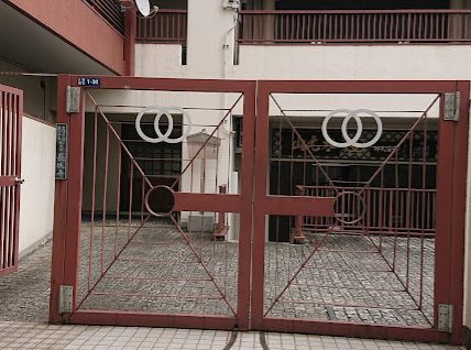 長延寺｜南側、エントランス側が「長延寺」に隣接しています。
