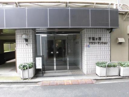 千駄ヶ谷フラワーマンション外観２｜エントランスです。