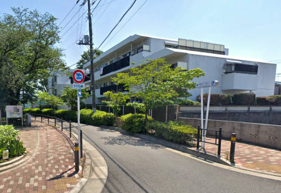 中村南パーク・ホームズ外観６｜中村南パークホームズは3階建ての低層マンションです。学田公園に面しています。