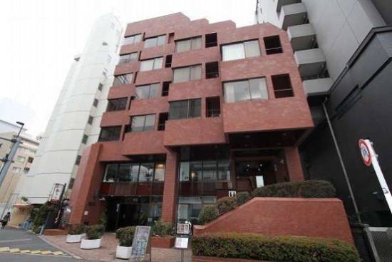 ストークメイジュ外観３｜ストークメイジュは７階建ての小規模マンションマンションです。「北参道」駅から徒歩２分、「代々木」駅から徒歩６分の立地です。