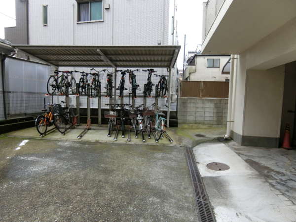 初台中央マンション外観共用部8｜駐輪場は建設当時のものではないみたいですので、適宜修繕されているものと思います。