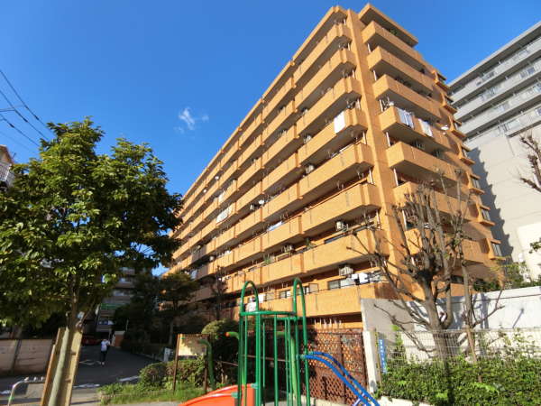ニックアーバンハイム東陽町外観共用部5｜ニックアーバンハイム東陽町は９階建てのマンションです。東陽町駅から徒歩１分です。大通りから一歩入った立地です。