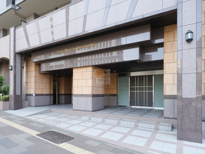ライオンズマンション白金台エントランス１｜エントランスは、石調タイルを採用した重厚感のある設計です。