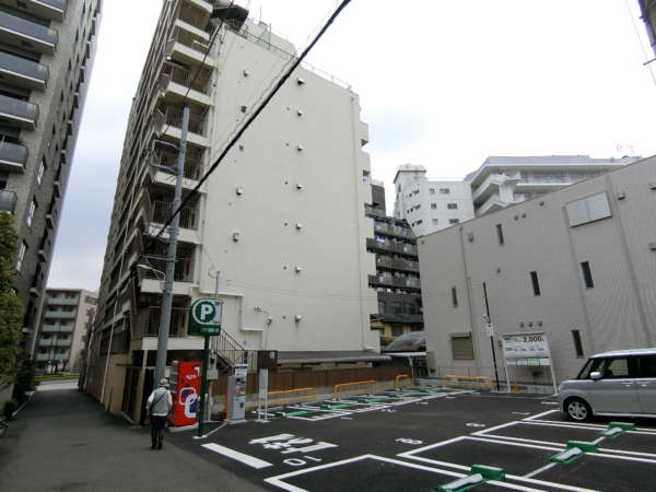 初台中央マンション外観共用部4｜北西側から見た建物の裏型のようすです。