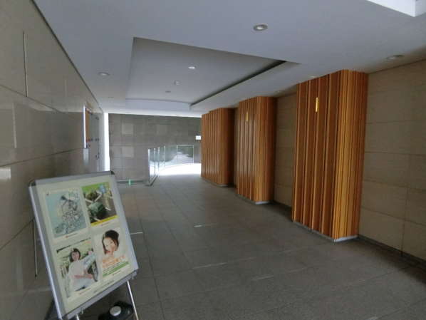 コスモ西大島ロイヤルフォルム外観共用部2｜エントランスの奥は、さらに、回廊形式となっています。写真の左手は階段下が集会室になっています。