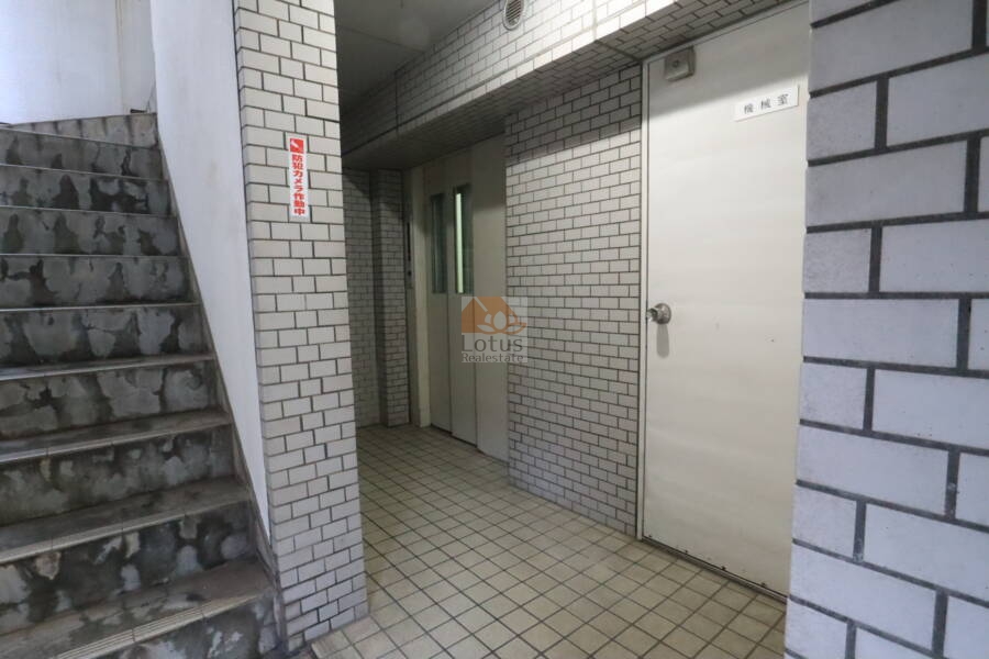 メゾンニシムラ共用部2｜メゾンニシムラは6階建ての小規模マンションです。周辺はビルやマンションに囲まれた静かな住宅地です。浅草繁華街まで徒歩5分ほどです。