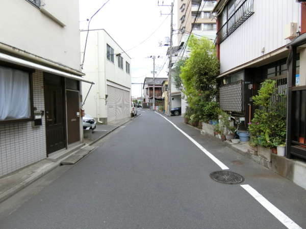 向島リリエンハイムアプローチ6｜商住工が混在する街並みを抜けていきます。