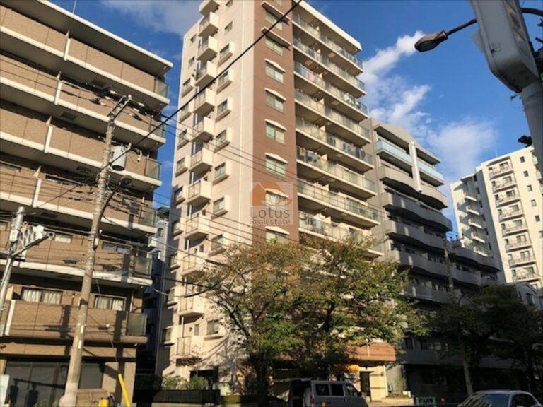 エクセレント船堀外観２｜エクセレント船堀は、2002年（平成14年）に建てられた12階建ての建物です。新大橋通りに面した南西向きの開口部で、採光が良好な配棟になっています。