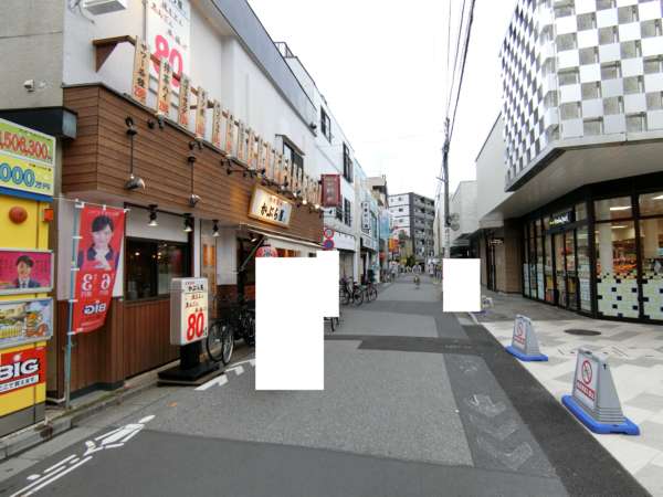 向島リリエンハイムアプローチ2｜とはいえ駅前は下町感が満載です。