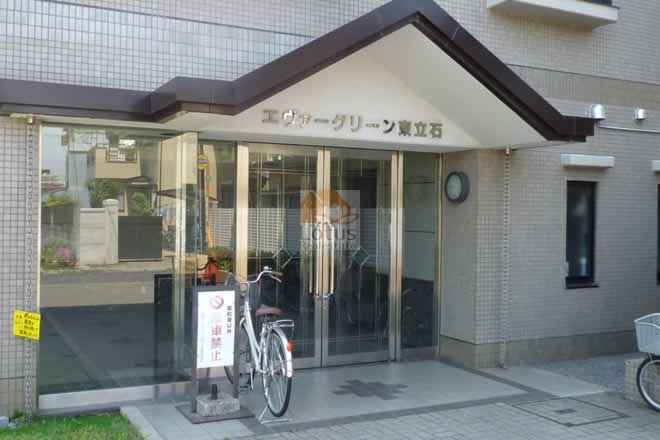 エヴァーグリーン東立石エントランス｜オートロックが備わっており、セキュリティ面でも安心して暮らすことができます。