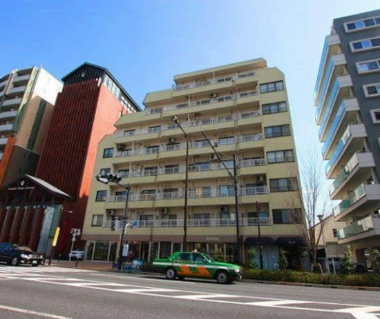松濤ハウス外観１｜松濤ハウスは８階建てのマンションです。山手通りに面しています。神泉駅、駒場東大前駅、渋谷駅が徒歩圏内です。