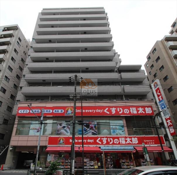 グランドメゾン上池袋外観1｜グランドメゾン上池袋は平成3年築、13階建てのマンションです。明治通りに面していて、1階に「くすりの福太郎上池袋店」があります。