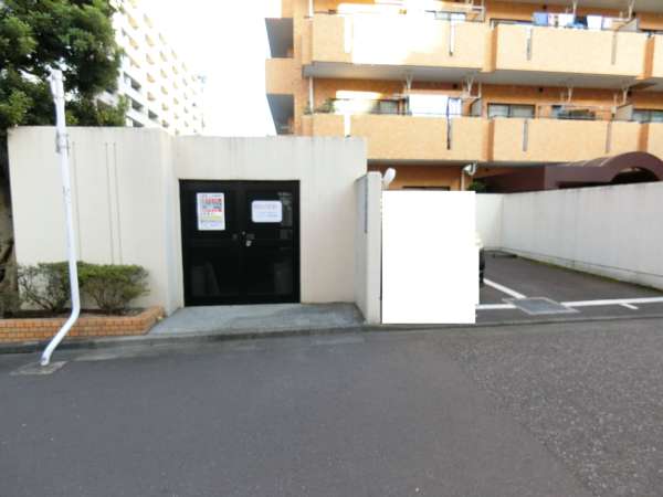 ニックアーバンハイム東陽町外観共用部1｜ゴミスペースは外部に併設されています。