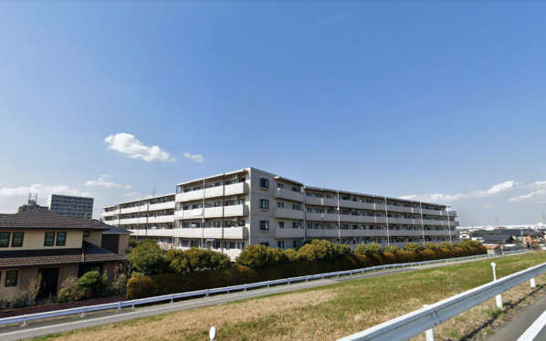 ライオンズガーデン金町リバーステージ外観１｜ライオンズガーデン金町リバーステージは平成９年築、地上５階建てのマンションです。東南側は江戸川堤防線に沿っています。