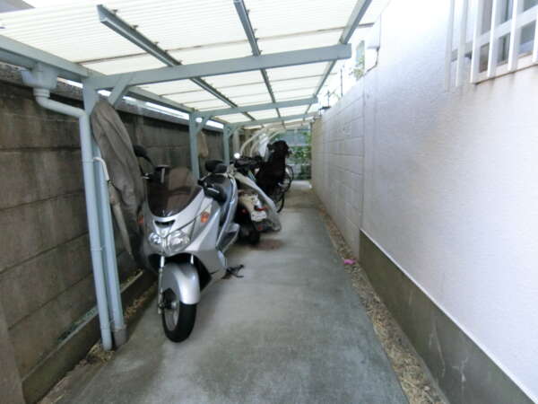 西荻リリエンハイム共用部3｜こちら側にも自転車お飢餓などが配置されていました。