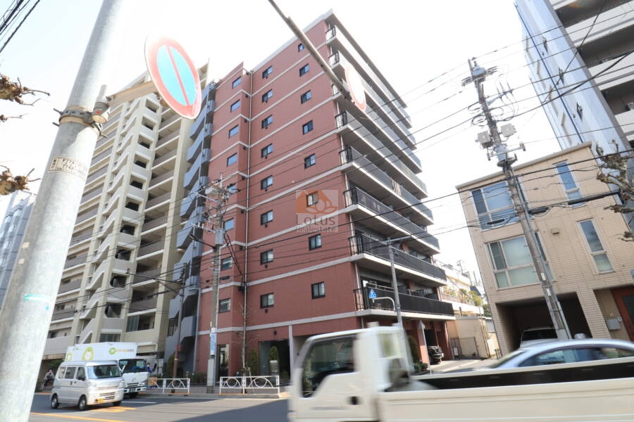 リアナスカイパーク押上は平成28年築、9階建てのマンションです。