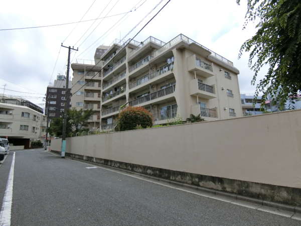 江古田サニーハイツ外観共用部5｜北東側から物件を見た様子です。大通りに面した側と住宅地に面した側の２棟立ちになっています。