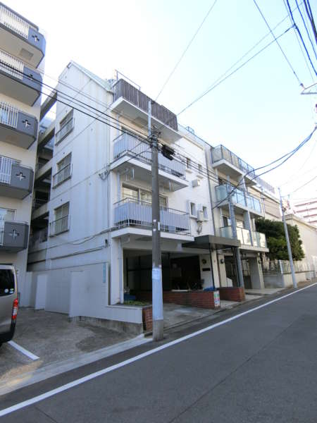 ニューハイツ大塚外観共用部1｜ニューハイツ大塚は５階建てのマンションです。向原駅、大塚駅、新大塚駅が徒歩圏内です。春日通りから一本入った静かな住宅地です。