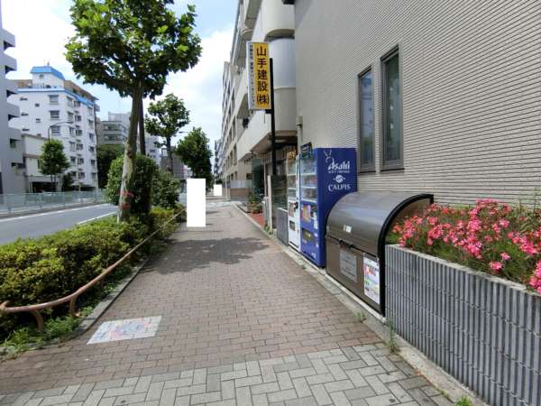 江古田サニーハイツアプローチ1｜駅１分と至近です。練馬方面に進んですぐ角が出てきます。