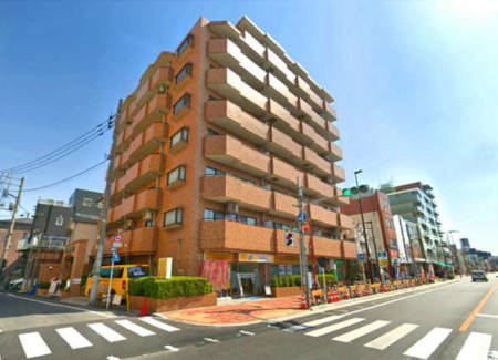 ライオンズマンション松江外観１｜ライオンズマンション松江は８階建てマンションです。船堀街道沿いにあります。総武線新小岩駅からバス便が多数でていて、バス停京葉交差点が目の前にあります。