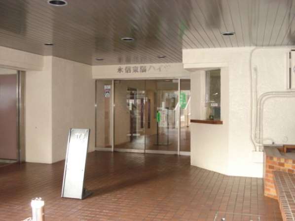 永信東陽ハイツエントランス｜スロープが設置され、割と広くつくられています。写真の右手が管理人さんのブースです。